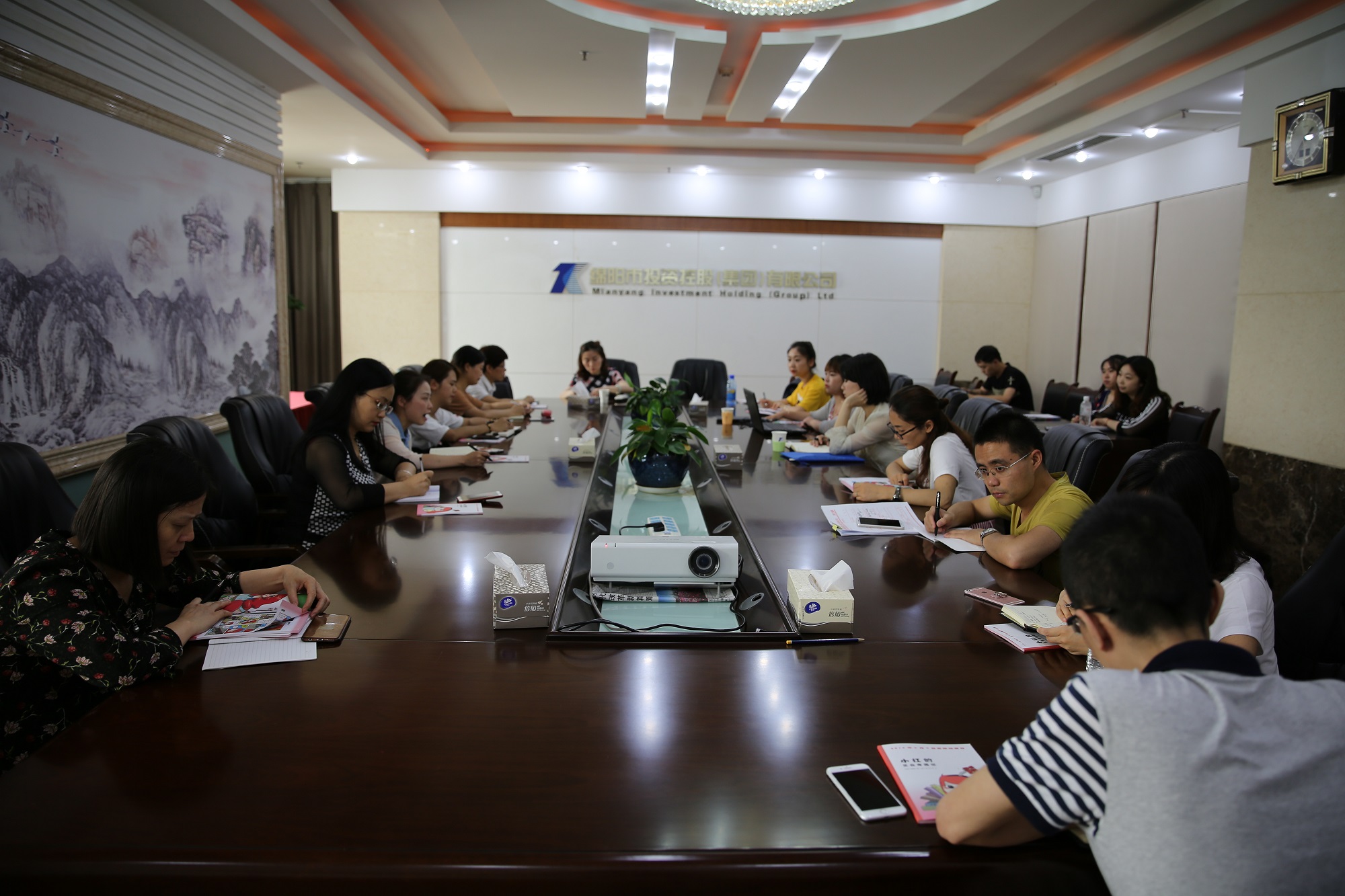 走进档案 强化培训 提升管理——william威廉英国官网集团组织召开“国际档案日”宣贯及业务培训会