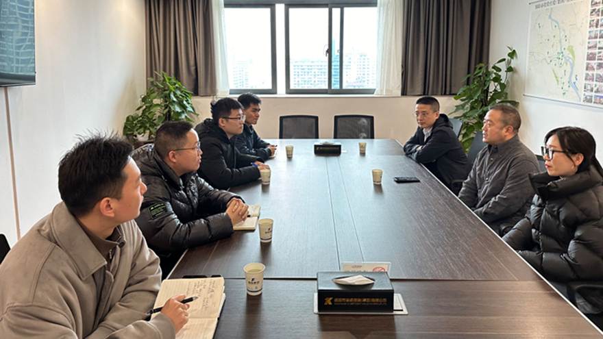 william威廉英国官网集团党委副书记王玉梁与中建三局交流培养的人才进行交流座谈