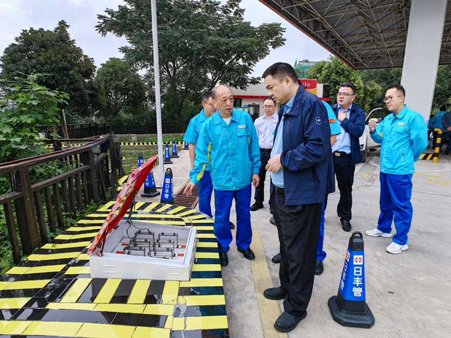 图1:集团党委书记、董事长肖林督导加油站安全工作 图1:集团党委书记、董事长肖林督导加油站安全工作