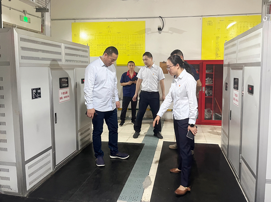 图2:集团党委副书记、总经理孙瑞云督导建设大厦变配电室安全 图2:集团党委副书记、总经理孙瑞云督导建设大厦变配电室安全