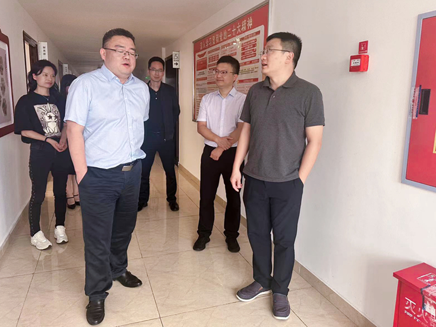 图5:集团总会计师齐飞、副总经理马江水督导办公区域消防安全 图5:集团总会计师齐飞、副总经理马江水督导办公区域消防安全