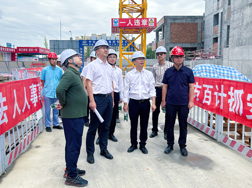 图6:集团副总经理余佰宣督导璟上江澜项目施工安全 图6:集团副总经理余佰宣督导璟上江澜项目施工安全