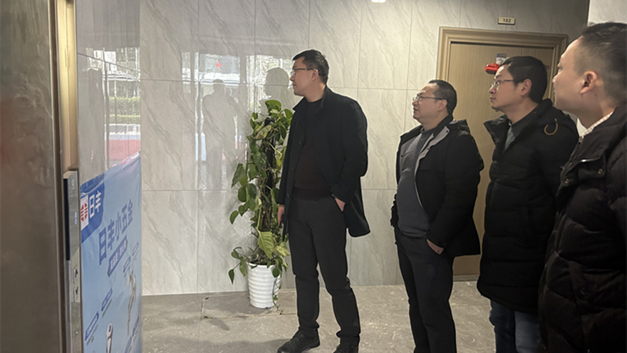 图四：集团党委委员、副总经理余佰宣督导william威廉英国官网置地安全工作