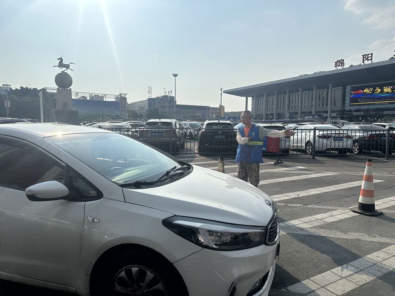 1火车站停车场疏导交通 1火车站停车场疏导交通